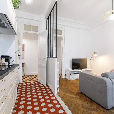Large 2 Bdr Center Close To Train Station *