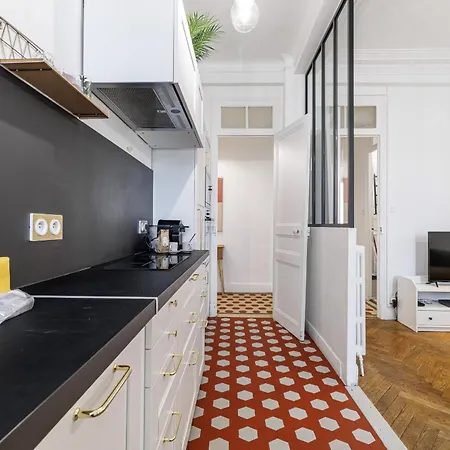 Large 2 Bdr Center Close To Train Station Apartment