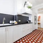 Large 2 Bdr Center Close To Train Station *