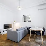 Large 2 Bdr Center Close To Train Station Διαμέρισμα *