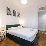 Large 2 Bdr Center Close To Train Station