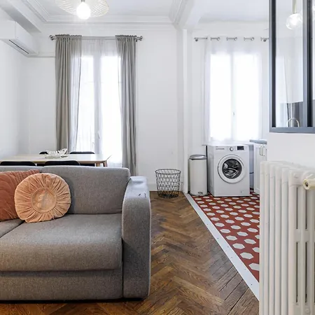 Large 2 Bdr Center Close To Train Station *
