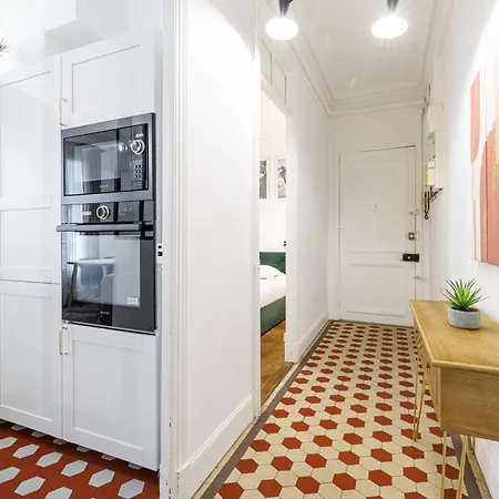 Large 2 Bdr Center Close To Train Station Lejlighed *