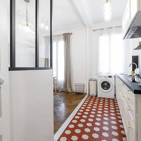 Large 2 Bdr Center Close To Train Station Nice