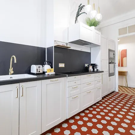 Large 2 Bdr Center Close To Train Station *