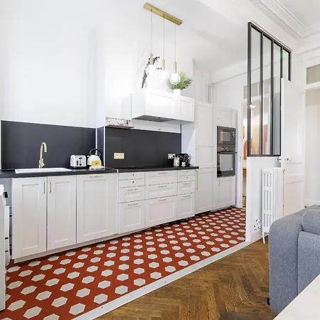 Large 2 Bdr Center Close To Train Station