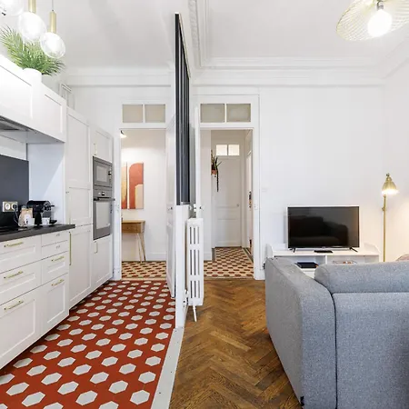 Large 2 Bdr Center Close To Train Station * Nice