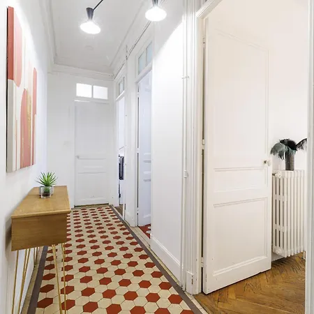 Large 2 Bdr Center Close To Train Station * Nice