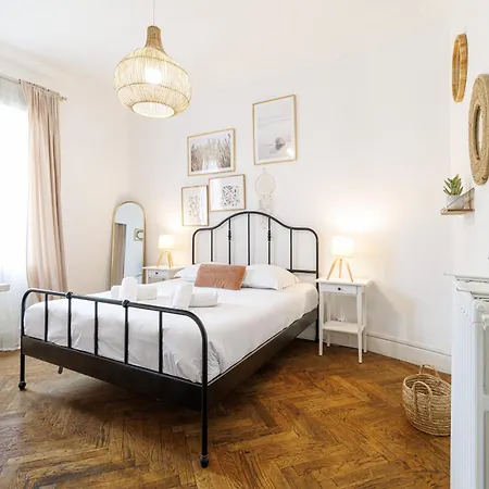 Large 2 Bdr Center Close To Train Station * Nice