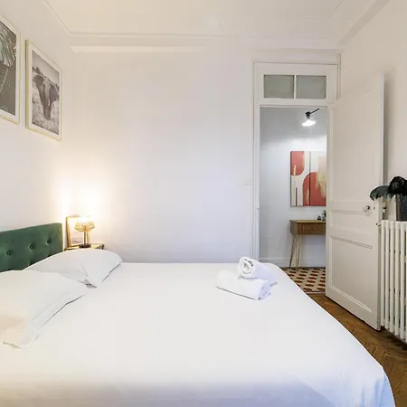 Large 2 Bdr Center Close To Train Station