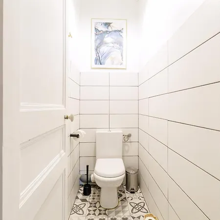 Large 2 Bdr Center Close To Train Station Lejlighed